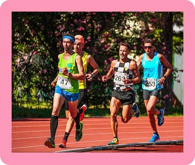 Groupe d'athlètes masculins courant ensemble sur une piste lors d'une compétition, portant des dossards numérotés et des tenues sportives colorées.